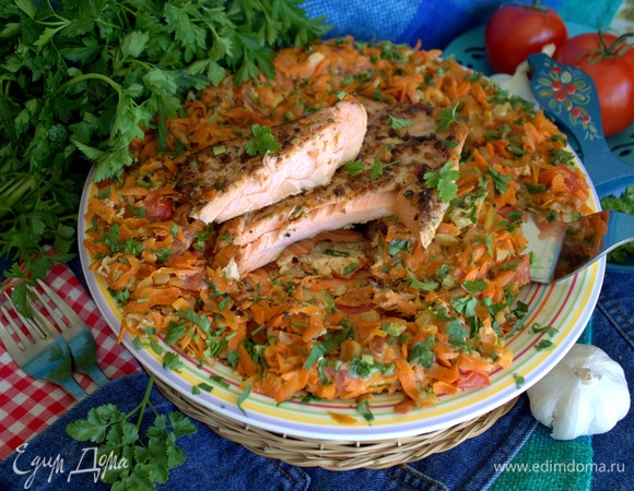 Лосось в морковном омлете
