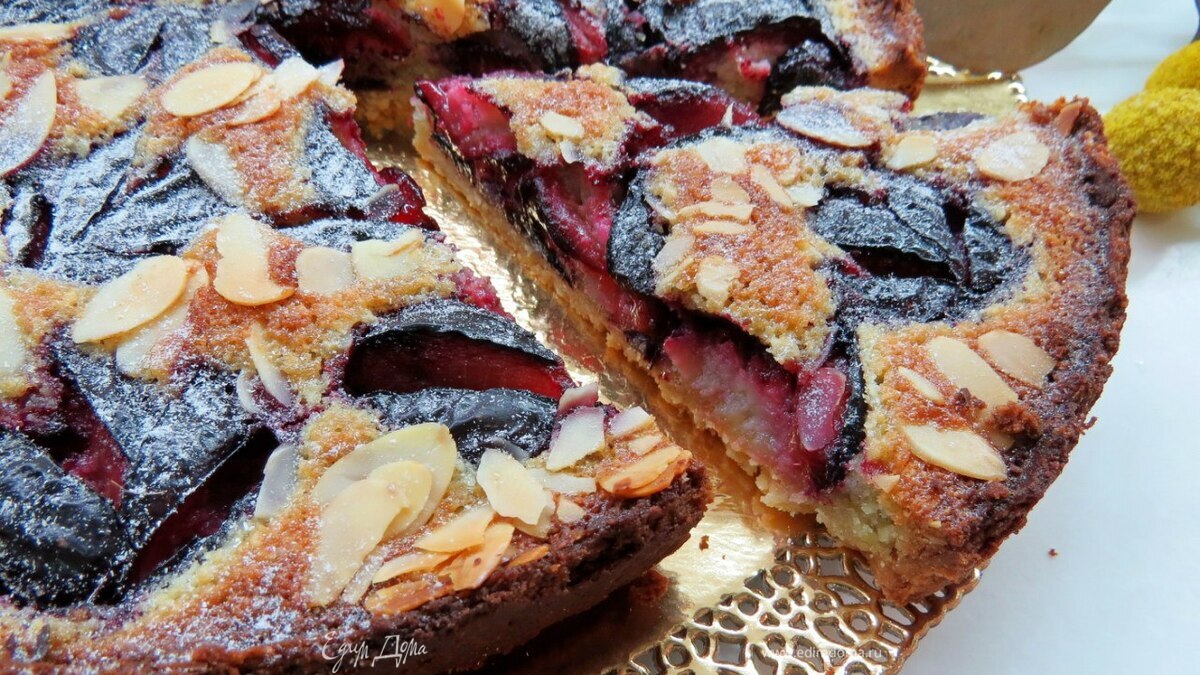 Тарт со сливами и франжипаном