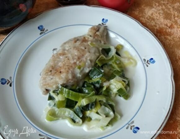 Рыба, тушенная в молоке с луком-пореем