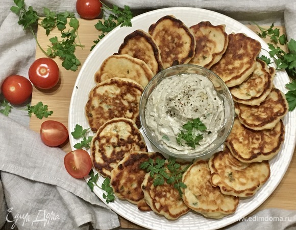 Оладьи с куриным фаршем и соусом из запеченных баклажанов