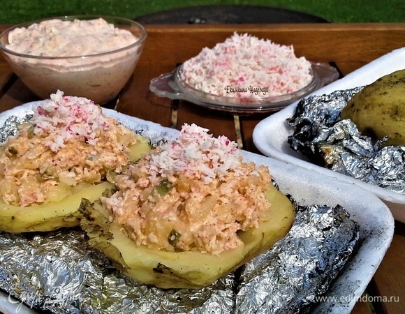 «Крошка-картошка» на углях с крабовым мясом и домашним соусом