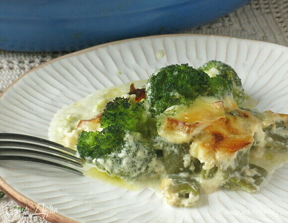 Брокколи с фасолью под сливочно-сырным соусом