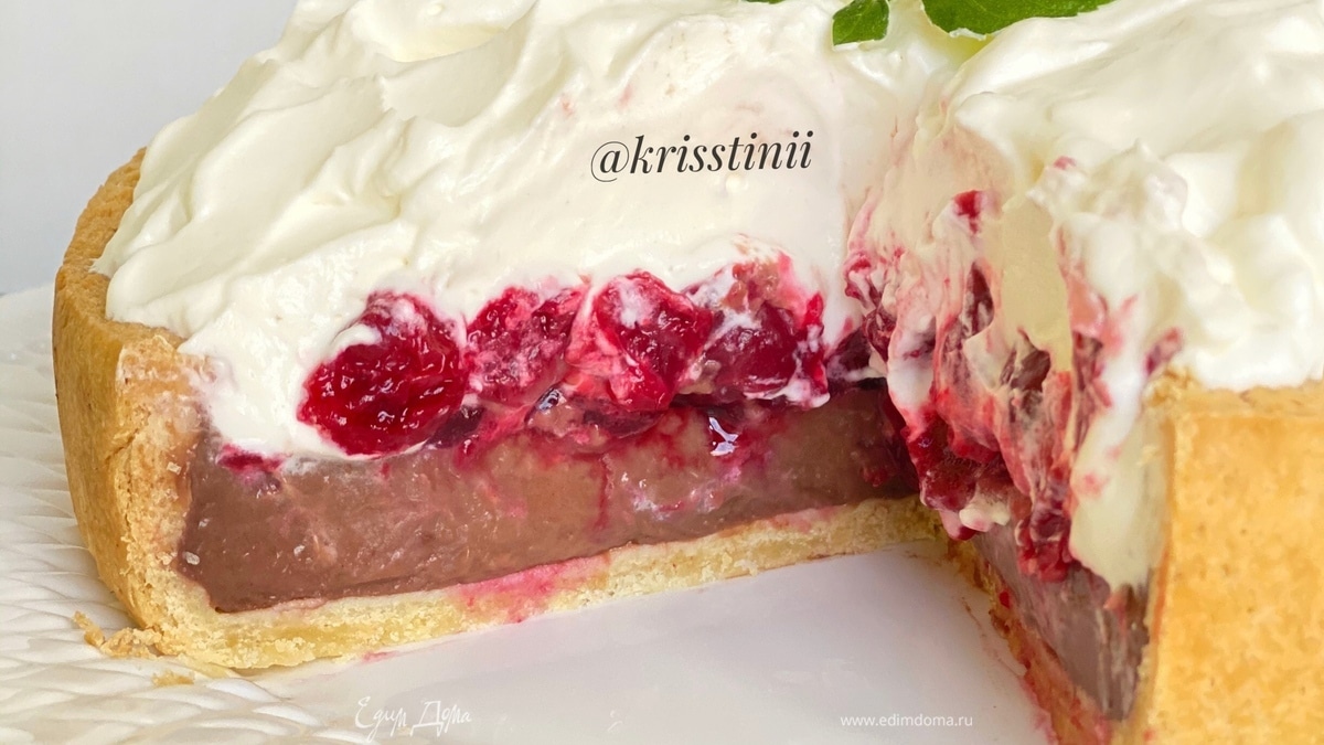 Тарт с шоколадным бланманже и вишней