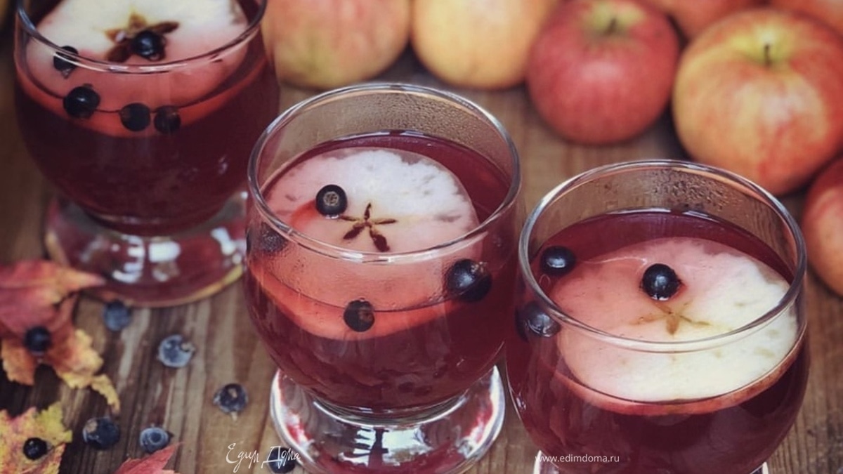 Компот из яблок и черной смородины