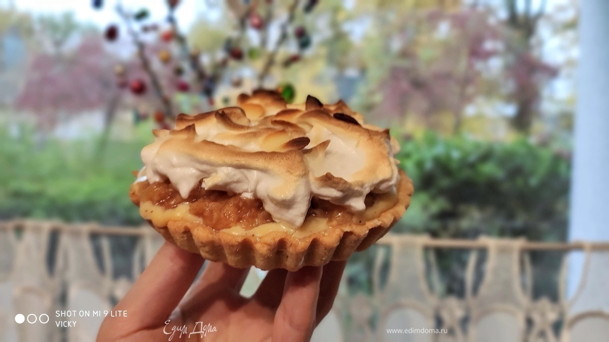 Тарталетки с айвой и миндальным безе