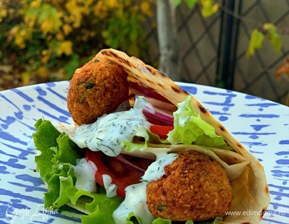 Лепешки с фалафелем и овощами Лепешки с фалафелем и овощами