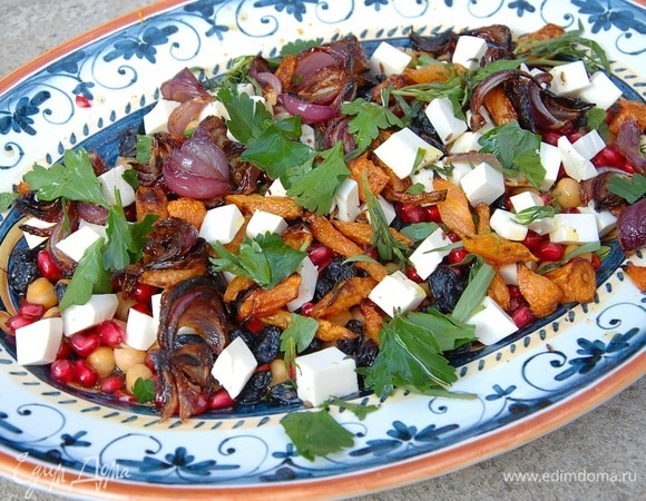 Салат из нута с изюмом, гранатом и запеченными овощами 