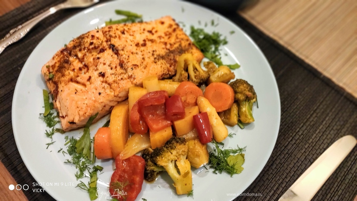 Жареный лосось с сезонными овощами