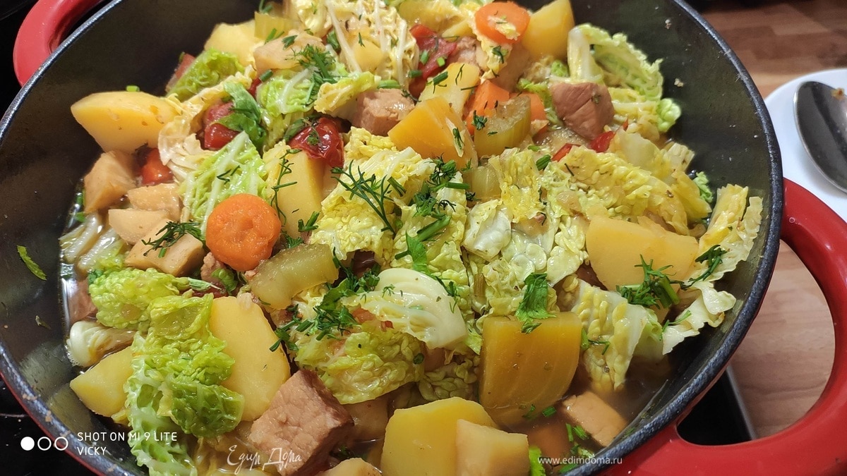 Айнтопф с копченой грудинкой и савойской капустой