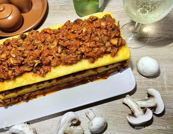 Полента с мясным рагу и грибами