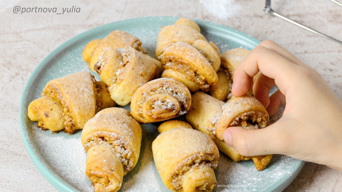 Творожные рогалики с ореховой начинкой