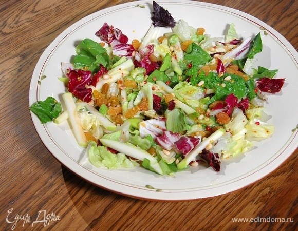 Салат с яблоком, изюмом и кедровыми орехами