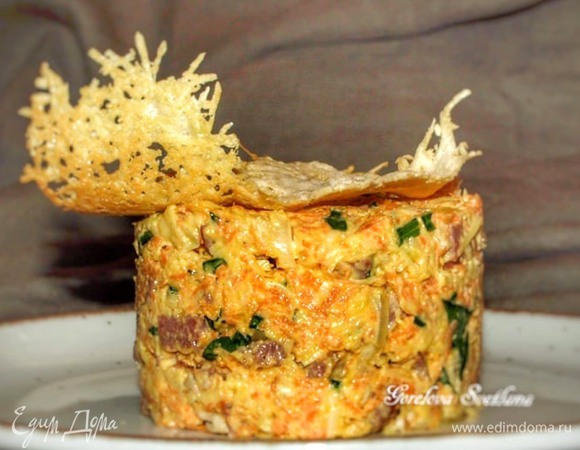 Салат с сыром, морковью и сервелатом
