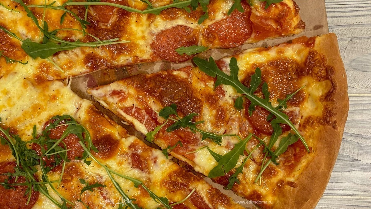 Пицца с томатами и колбасой