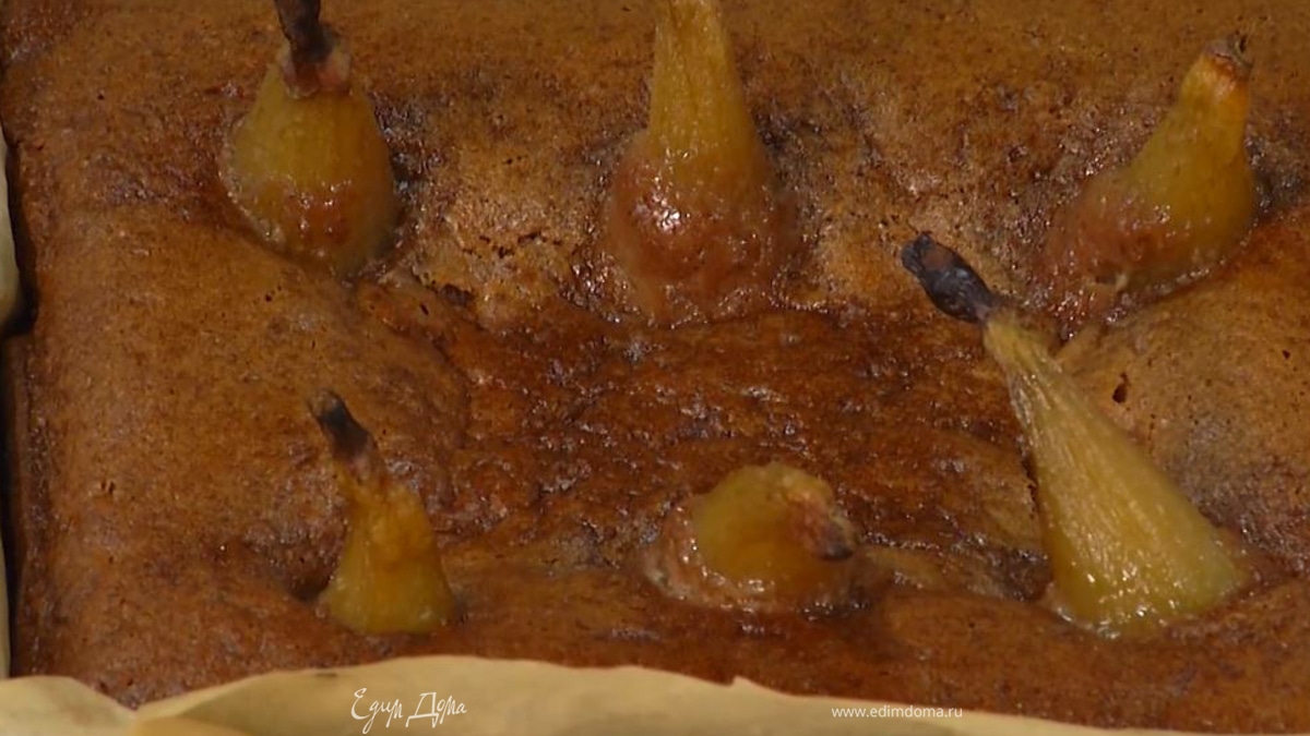 Миндально-финиковый пирог с томленными в сиропе грушами