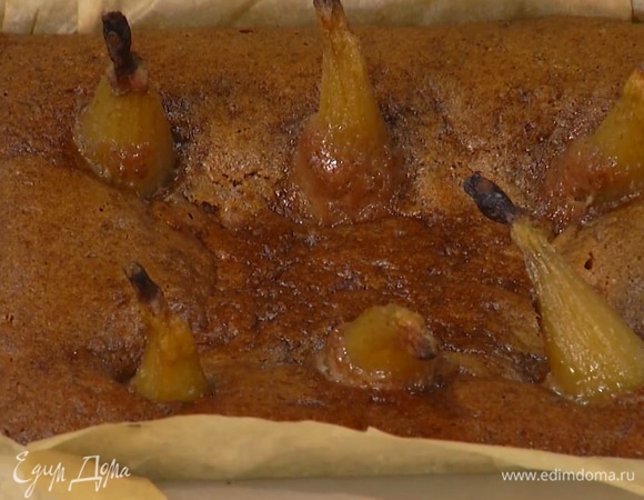 Миндально-финиковый пирог с томленными в сиропе грушами 