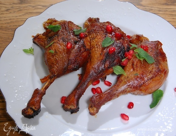 Утиные ножки, томленные в вине с апельсиновой цедрой и пряностями