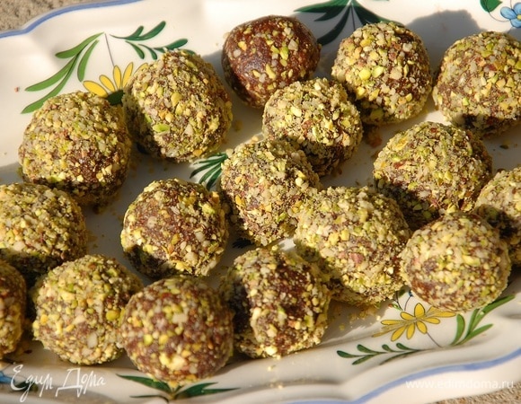 Веганские трюфели из фиников с кешью и фисташками Веганские трюфели из фиников с кешью и фисташками