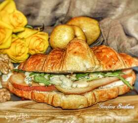Круассан-сэндвич с голубым сыром и карамелизированной грушей