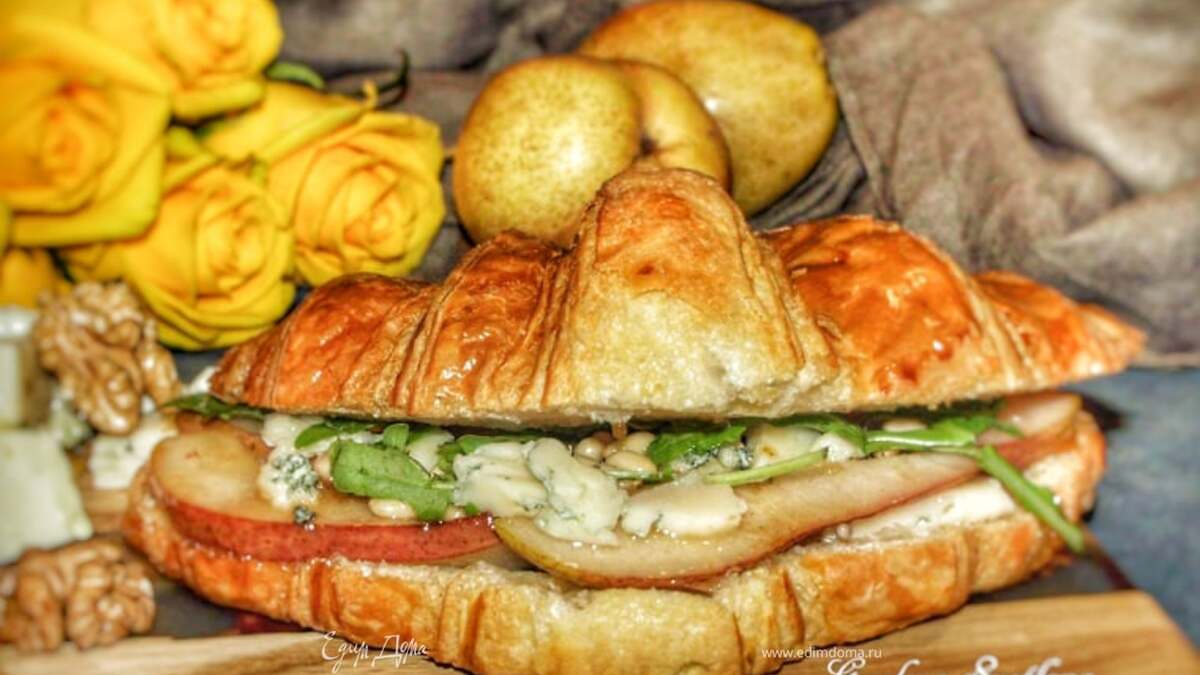 Круассан-сэндвич с голубым сыром и карамелизированной грушей