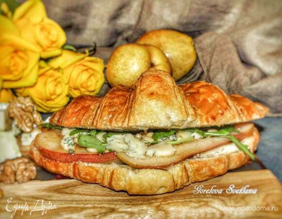 Круассан-сэндвич с голубым сыром и карамелизированной грушей