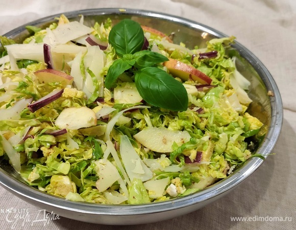 Салат из брюссельской капусты с яблоком и фундуком Салат из брюссельской капусты с яблоком и фундуком