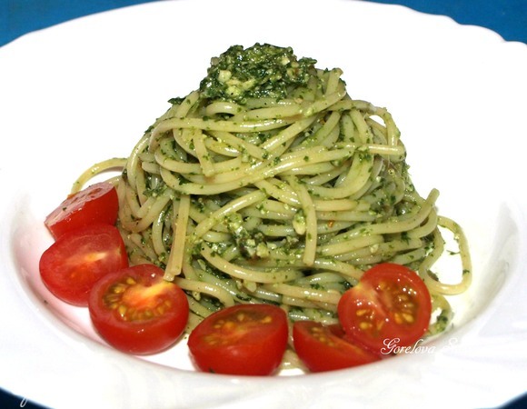 Спагетти с соусом из руколы и орехов кешью Спагетти с соусом из руколы и орехов кешью