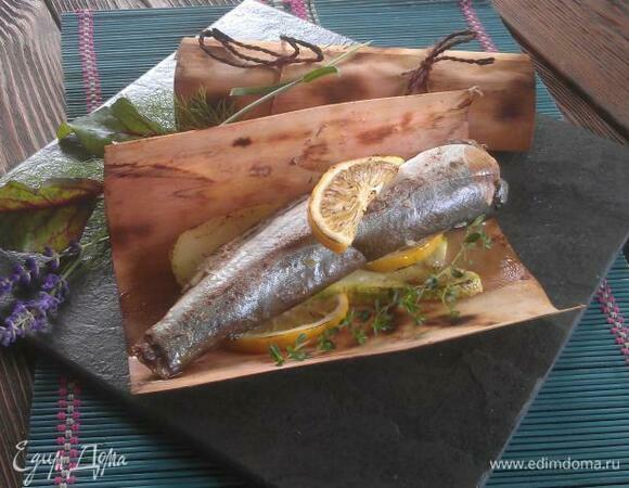 Голец, запеченный в водорослях нори, с лимоном, цукини и фенхелем