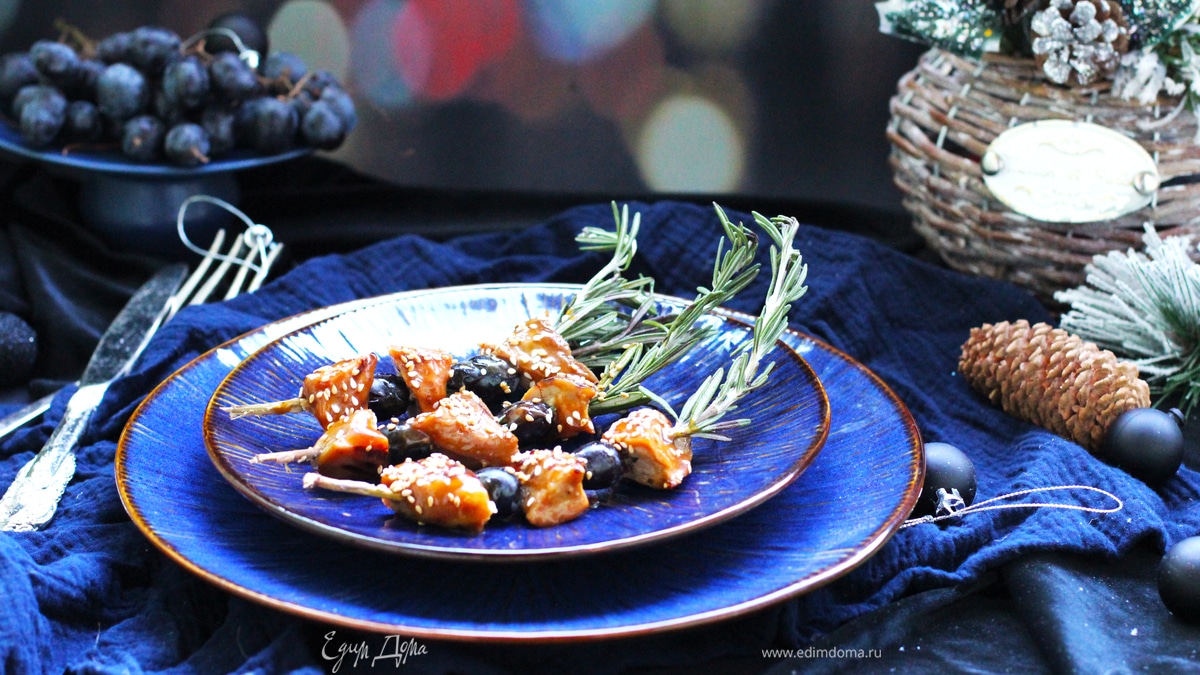 Глазированная утка с виноградом на шпажках