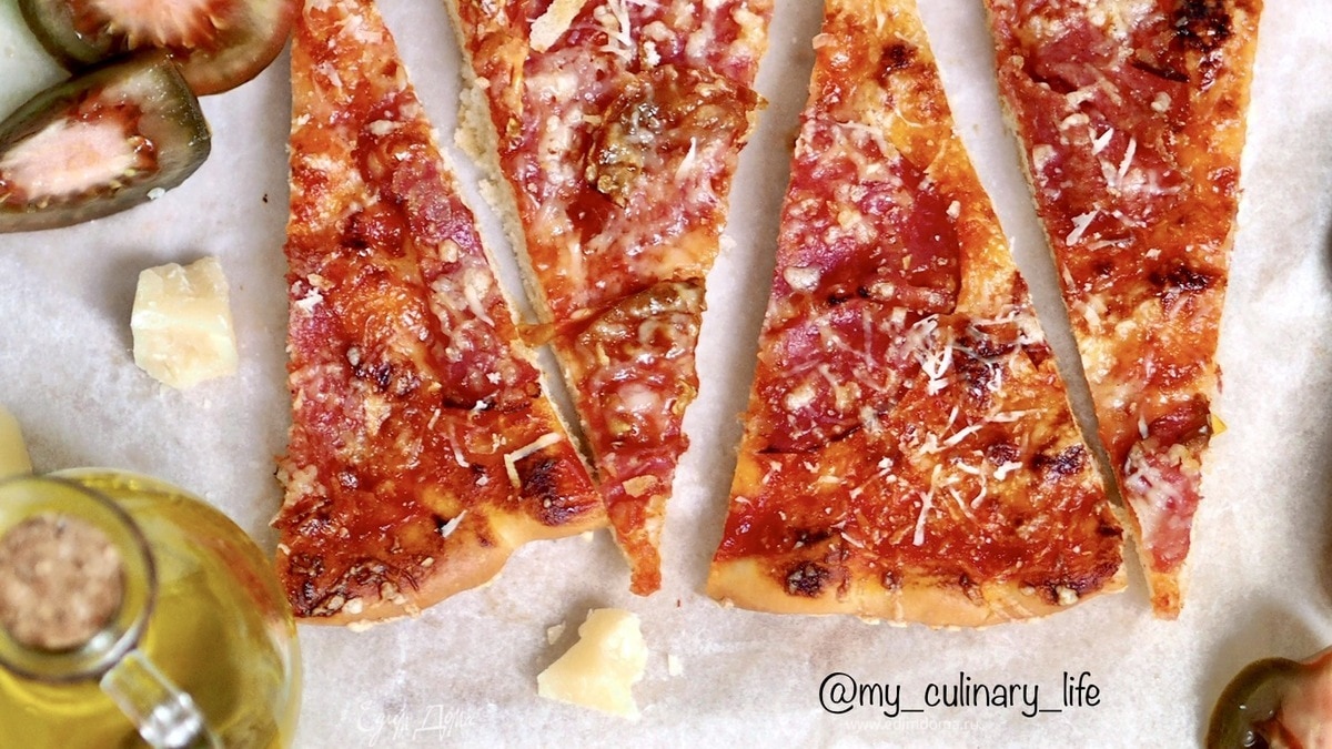 Пицца с сырокопченой колбасой и пармезаном