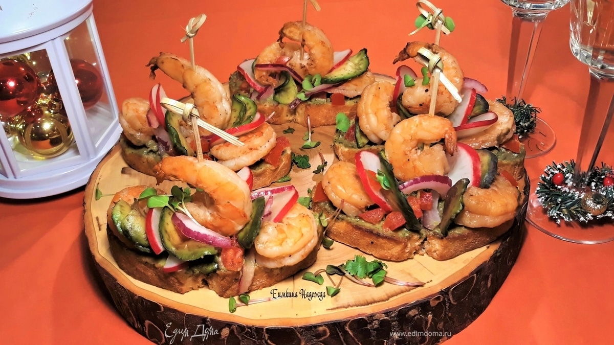 Хрустящие брускетты с креветками и авокадо