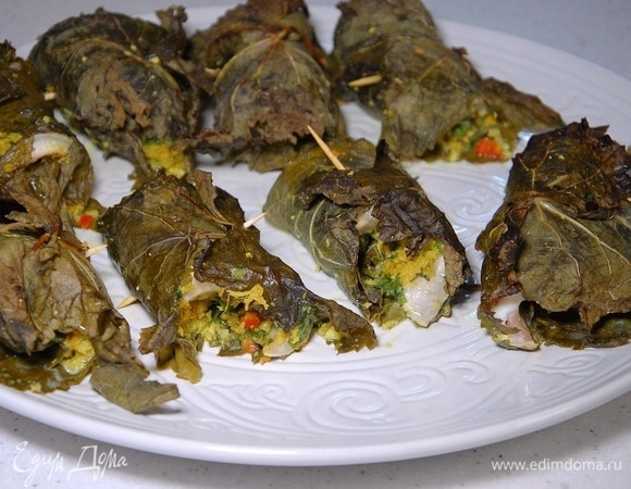 Пряные рыбные рулетики, запеченные в виноградных листьях Пряные рыбные рулетики, запеченные в виноградных листьях