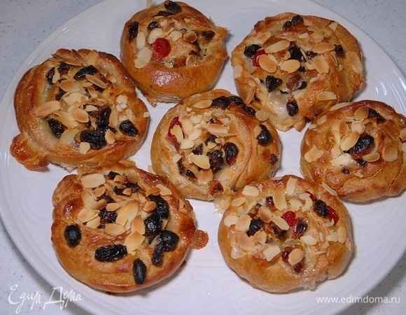 Булочки с марципаном, изюмом и вишней Булочки с марципаном, изюмом и вишней