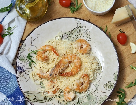 Спагетти с креветками и пармезаном 