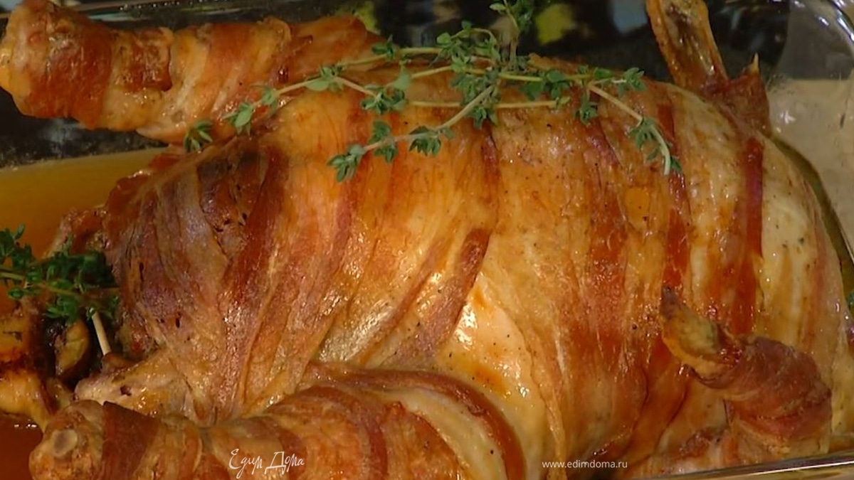Цыпленок, запеченный с каштанами и беконом