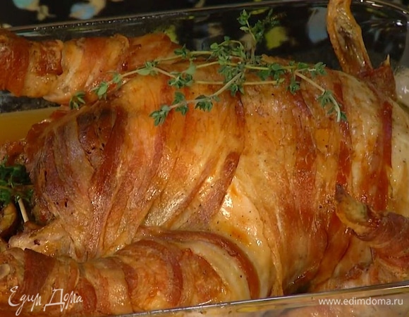 Цыпленок, запеченный с каштанами и беконом 