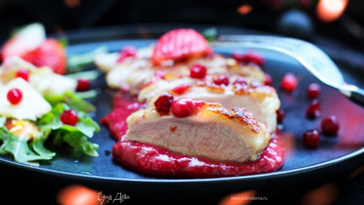 Утиное филе в ягодном соусе с клубникой