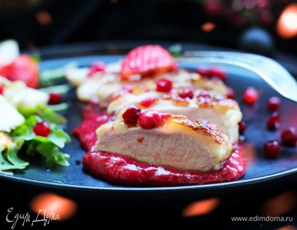 Утиное филе в ягодном соусе с клубникой Утиное филе в ягодном соусе с клубникой