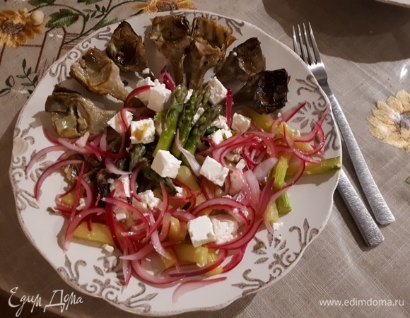Салат из жареных артишоков и спаржи