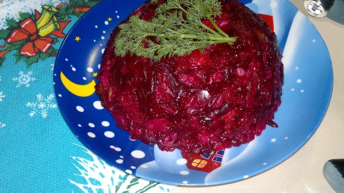 Салат из свеклы с соленьями