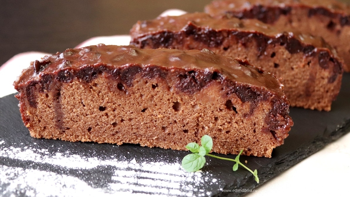 Шоколадный пирог с вишней