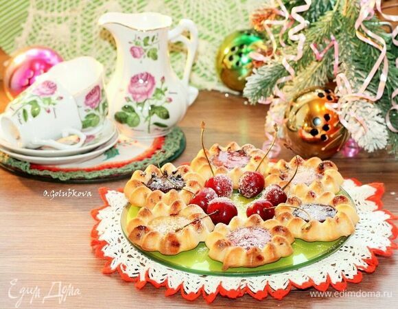 Творожные корзиночки с джемом и вишней