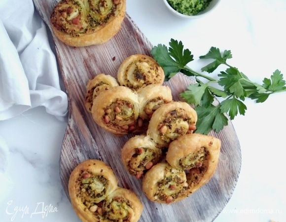 Слоеные ушки с соусом песто из петрушки 