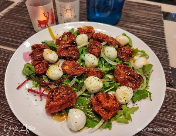 Салат с вялеными томатами и моцареллой