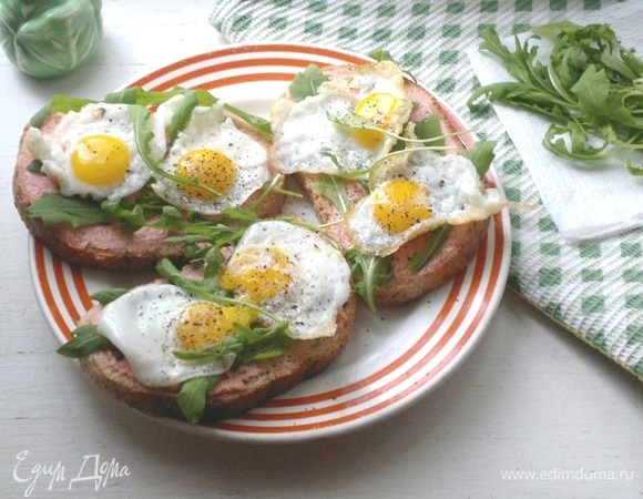 Тосты с икрой мойвы и перепелиными яйцами Тосты с икрой мойвы и перепелиными яйцами