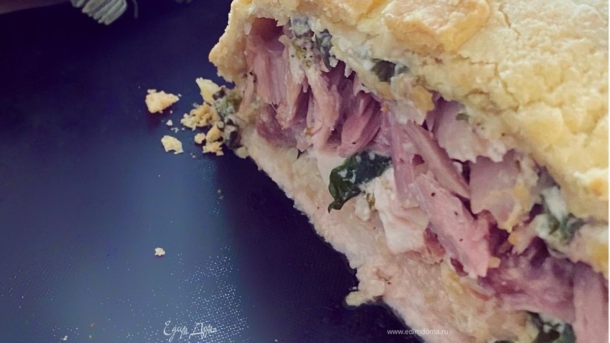 Пирог с тунцом, творожным сыром и шпинатом