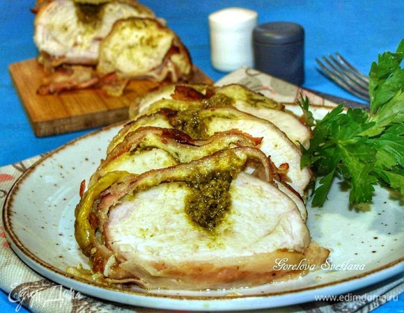 Куриная грудка с соусом песто в беконе