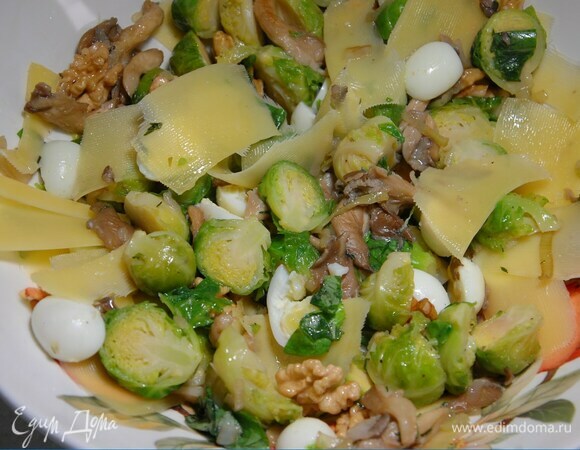 Салат из брюссельской капусты с вешенками и перепелиными яйцами