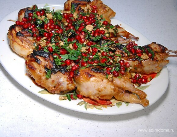 Запеченные перепелки с орехово-гранатовой сальсой Запеченные перепелки с орехово-гранатовой сальсой