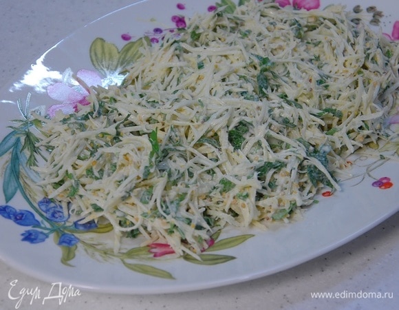 Салат из сельдерея с зеленью и горчично-сметанной заправкой Салат из сельдерея с зеленью и горчично-сметанной заправкой